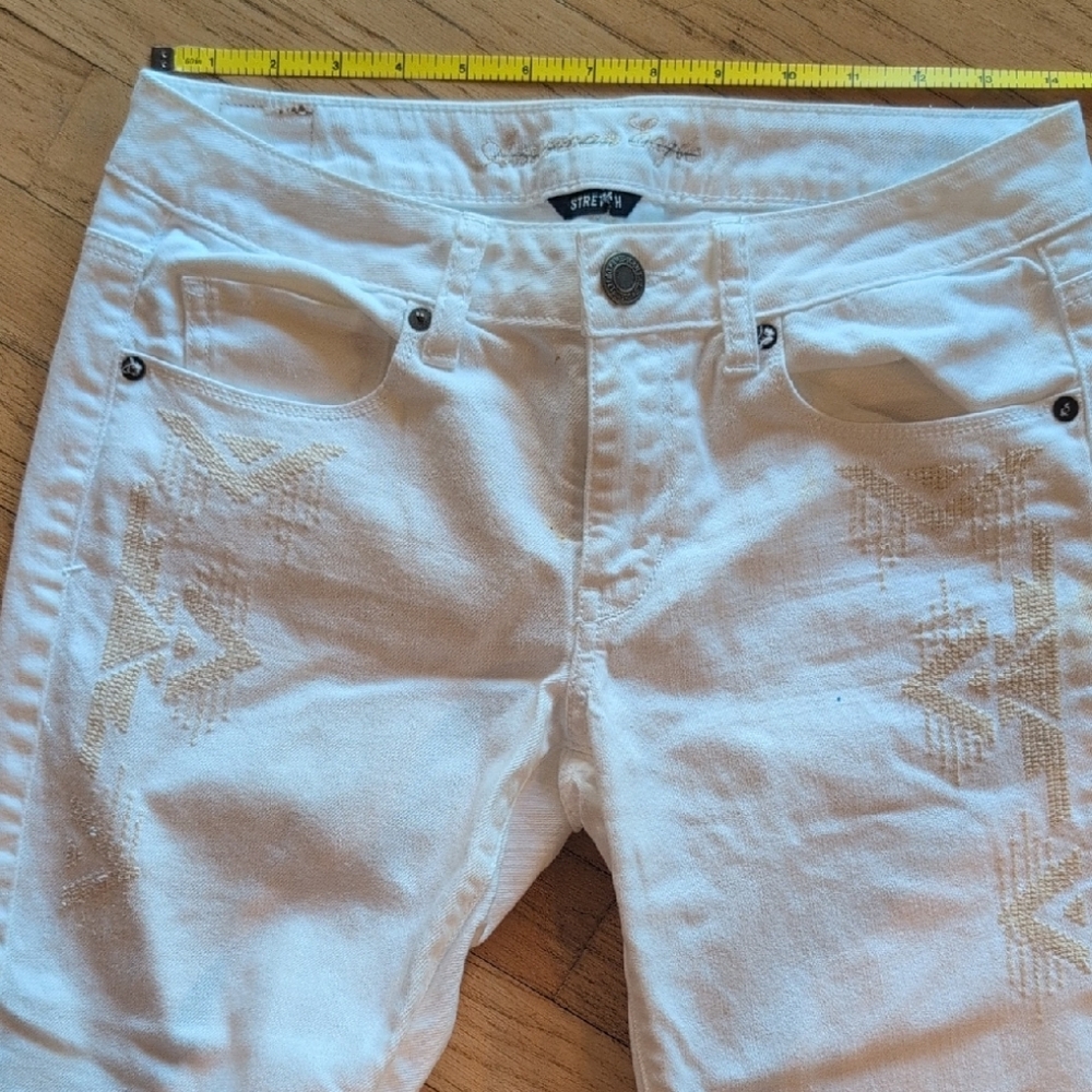 American Eagle Outfitters White Skinny Jeans with Subtle Embroidered Detail